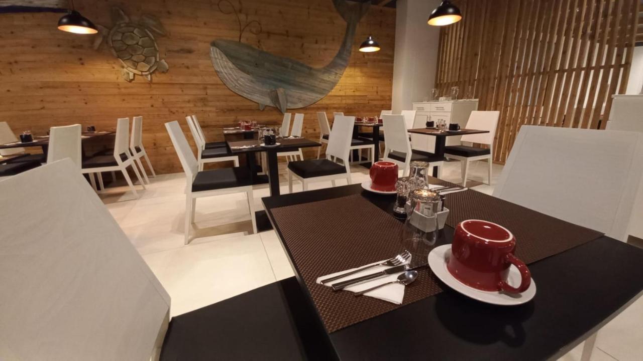 Hotel Oasis White